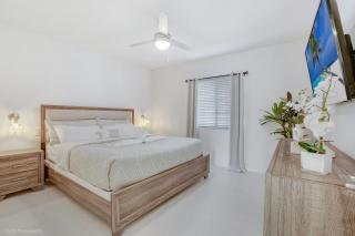 Beachside Bliss, 1BR Condo with Pool at Dania Beach - 7