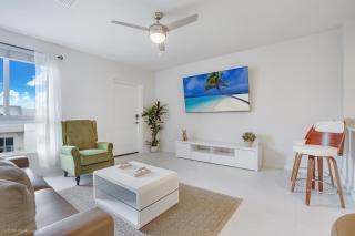 Beachside Bliss, 1BR Condo with Pool at Dania Beach - Dania Beach - 4