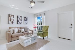 Beachside Bliss, 1BR Condo with Pool at Dania Beach - Dania Beach - 3