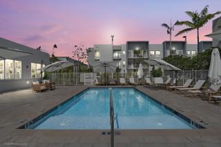 Beachside Bliss, 1BR Condo with Pool at Dania Beach - 0