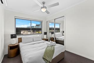 Comfy and Bright Apartment with HUGE Balcony! - Brisbane - 9