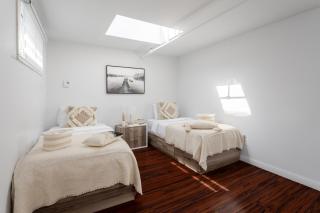 Spacious 1BDR Mezzanine on Bishop Central MTL - Montreal - 6