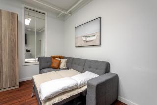 Spacious 1BDR Mezzanine on Bishop Central MTL - Montréal - 5