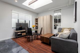 Spacious 1BDR Mezzanine on Bishop Central MTL - Montréal - 9