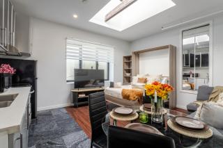 Spacious 1BDR Mezzanine on Bishop Central MTL - Montréal - 3