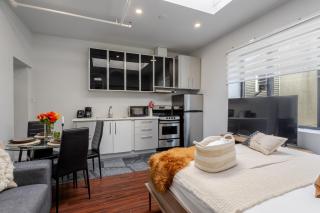 Spacious 1BDR Mezzanine on Bishop Central MTL - Montréal - 4