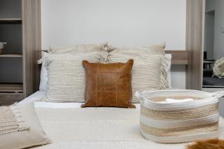 Spacious 1BDR Mezzanine on Bishop Central MTL - 4