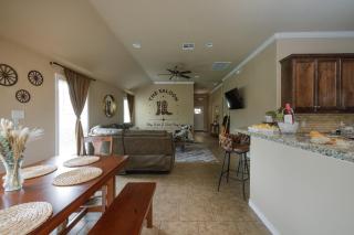 5BD - Backyard - Pool Access - 5 Mins to Texas A&M - College Station - 4