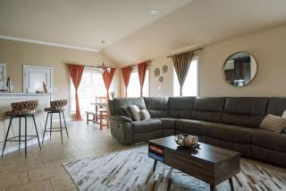 5BD - Backyard - Pool Access - 5 Mins to Texas A&M - College Station - 5