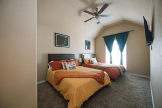 5BD - Backyard - Pool Access - 5 Mins to Texas A&M - College Station - 9