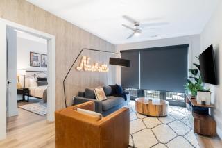 Sleeps 42 7 Modern Midtown Apartments w Gym, Pool, Walkable to Shops & Eats - Nashville - 4