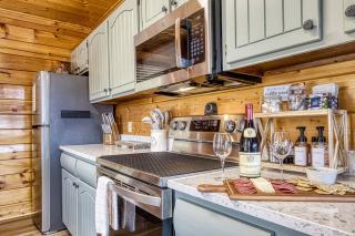 VIEWS! - Hot Tub - 3 Decks - Community Pool - Sevierville - 1