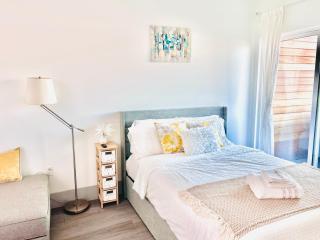 Newly Gated Stylish Steps to Hollywood 2B2B - North Sherman Way - 0