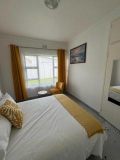 Three Bedroom House Spacious and Comfortable - 7