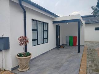 Three Bedroom House Spacious and Comfortable - 5