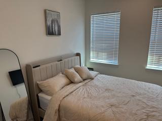 Modern 2Bedroom All-En-Suite Garage Near Downtown - Houston - 8