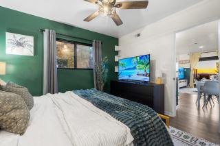 Entire Private 1-Bedroom Home with King Bed, Hot Tub, Parking, View, Available Now - San Diego - 2