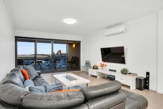 Sub-Penthouse with Marina View by Host Solutions - Glenelg - 1