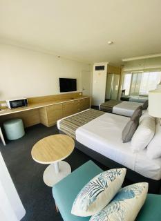 Sea View Hotel Room Heart of Surfers Paradise - Gold Coast - 8
