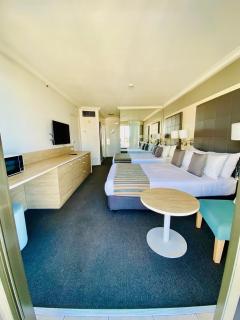 Sea View Hotel Room Heart of Surfers Paradise - Gold Coast - 6