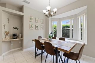 Chic 4BR,Heated Pool,Jacuzzi & Dining Oasis near Disney & Legoland - 8