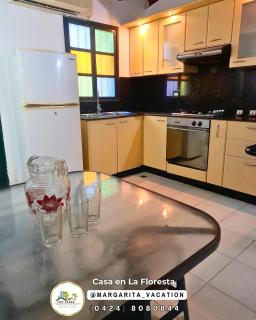 Casa Hogareña en Urbanización la Floresta, Valle del Espíritu Santo - - 4
