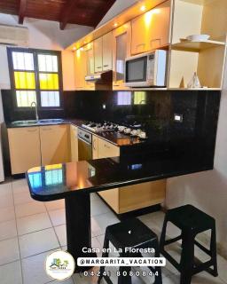 Casa Hogareña en Urbanización la Floresta, Valle del Espíritu Santo - - 2