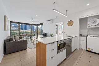 Million Dollar Views and Best Location! Walk to CBD! - Brisbane - 4