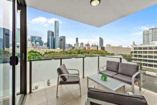 Million Dollar Views and Best Location! Walk to CBD! - Brisbane - 7