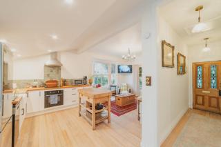 Stylish Central Cottage - Modern Heating & Parking - Christchurch - 4