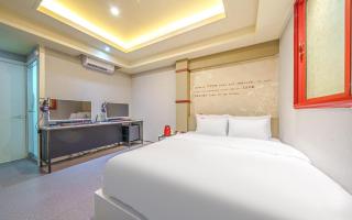 Tomato Hotel - - 3