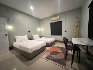 Runway Tail 145 - - 5