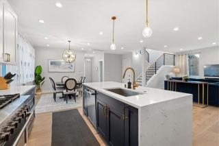 New House with Chef's Kitchen and Spa-like Suite - Seattle - 2
