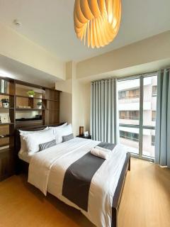 Budget City View w Pool Access in BGC Taguig City - Manila - 9