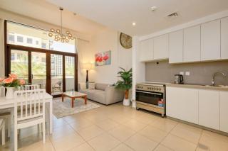 Stylish 2BR Retreat in Town Square - 8