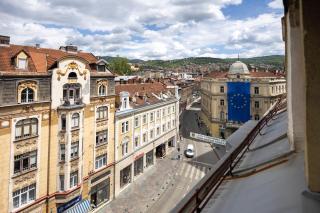 Spacious Apartment in Downtown - Sarajevo - 2