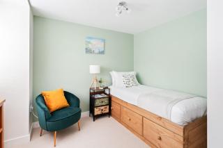 Peaceful cottage with harbour view & parking - 2