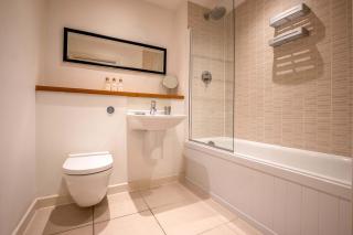 Londwell City & Limehouse Apartment with Balcony - 4