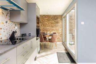 Modern & Stylish 3 Bedroom Home in Peterborough - 1