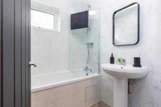 Modern & Stylish 3 Bedroom Home in Peterborough - 6