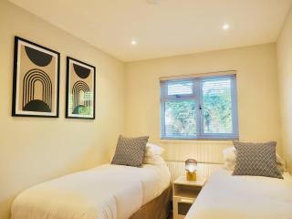 Spacious 3 bedroom Home w Parking in Farnborough - Farnborough - 7