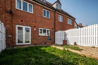 Spacious 4 Bedroom Home w Parking, Near Doncaster - Askern - 9