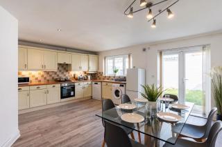 Spacious 4 Bedroom Home w Parking, Near Doncaster - Askern - 8
