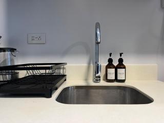Sunny Studio with Netflix, Pool, & Gym in IT Park - Cebu - 2