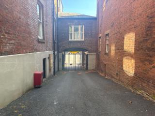 Luxury full apartment free secure parking king bed - 1