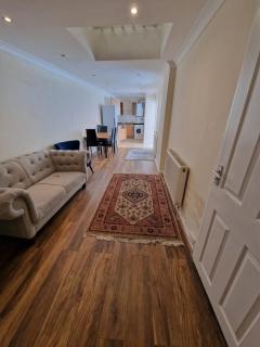Stylist and Spacious Studio - Sleeps 3 with Central Links - 5