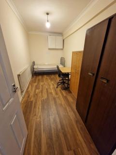 Stylist and Spacious Studio - Sleeps 3 with Central Links - 4