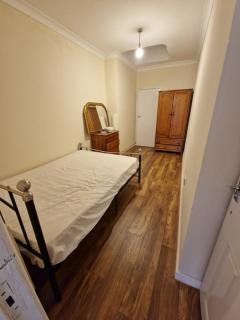 Stylist and Spacious Studio - Sleeps 3 with Central Links - 3