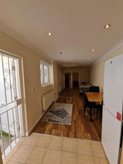 Stylist and Spacious Studio - Sleeps 3 with Central Links - 2