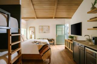 Woods Cove Inn - 4